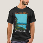T-shirt Le Parc national du Caire en Ecosse en détresse<br><div class="desc">Cairngorms vectoriel dessin d'art en détresse. Les Cairngorms sont une chaîne de montagnes dans les Highlands de l'est de l'Écosse,  étroitement associée à la montagne Cairn Gorm.</div>