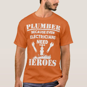 T-shirt Le plombier parce que même les électriciens ont be