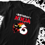 T-shirt Le poison de la fête de Ninja<br><div class="desc">Ce design Ninja 6 anniversaire présente le symbole japonais Ninjutsu,  un arrière - plan de style comique demi-tonique,  et un dessin animé ninja karate kick graphique que votre enfant de 6 ans ninja garçon ou fille AIMERA!</div>