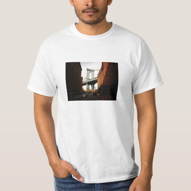 T-shirt Le pont de Manhattan, une vue de rue (Devant)
