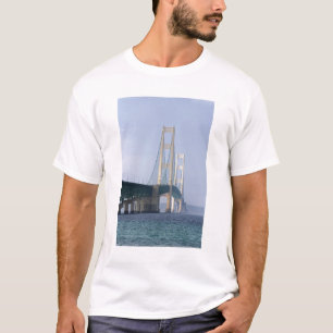 T-shirt Le pont Mackinac enjambant les détroits de