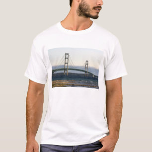 T-shirt Le pont Mackinac enjambant les détroits de 4