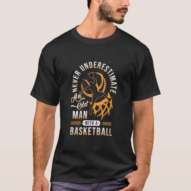 T-shirt Le Pouvoir Du Vieux Homme Avec Un Basket (Devant)