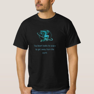 T-shirt le regard sur l'espace pour s'éloigner de la terre