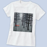 T-shirt Le renard et la forêt<br><div class="desc">Un renard rouge sauvage solitaire se dresse sous les pins dans une forêt sombre. Une peinture paysagère pour les amoureux des animaux, de la nature et de la faune.</div>