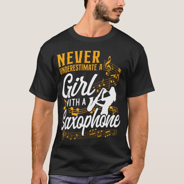 T-shirt Le Saxophone Ne Sous-Estime Jamais Une Fille Avec  (Devant)