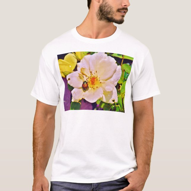 T-shirt Le scarabée japonais sur la rose blanche (Devant)