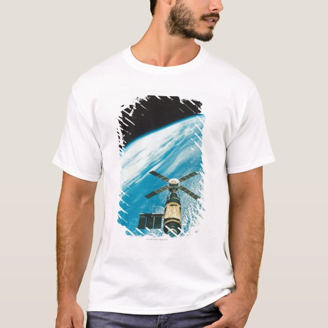 T-shirt Le Skylab au-dessus de la terre (Devant)
