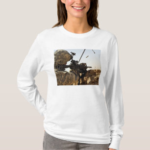 T-shirt le soldat engage les forces ennemies