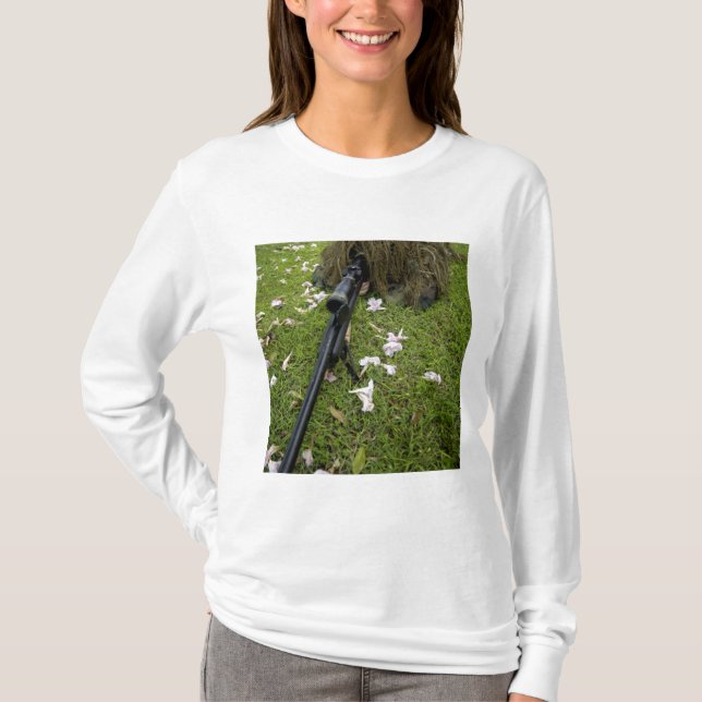 T-shirt Le soldat pratique des tactiques de sniper (Devant)