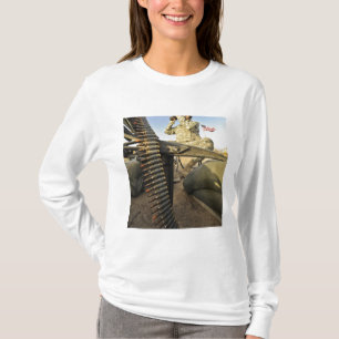 T-shirt le soldat surveille pour l'activité ennemie