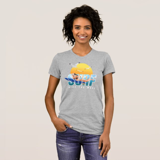 T-shirt Le surfeur fait le tour de la vague | Femme mince (Devant entier)
