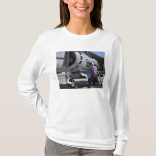 T-shirt Le technicien de carburant d'aviation attache un