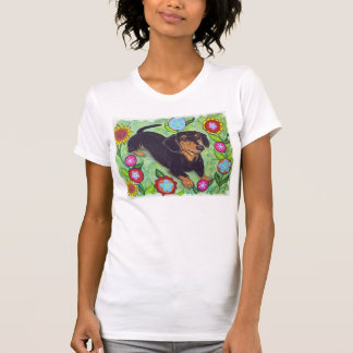 T-shirt Le teckel heureux dans le jardin fleurit le