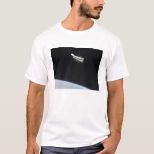 T-shirt Le télescope spatial de Hubble en orbite au-dessu