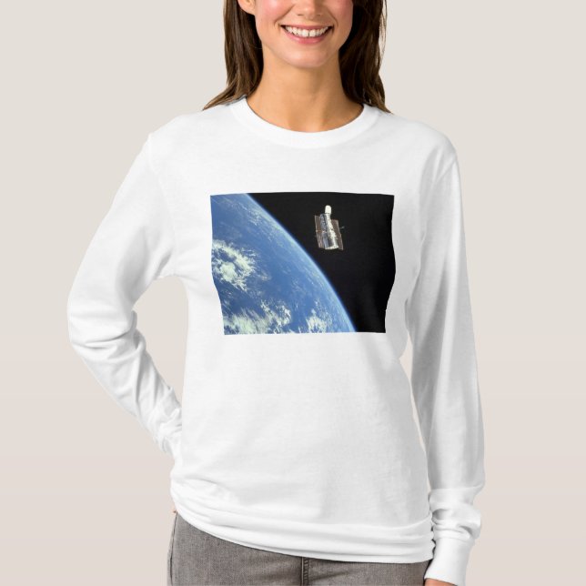 T-shirt Le télescope spatial Hubble avec une terre bleue (Devant)