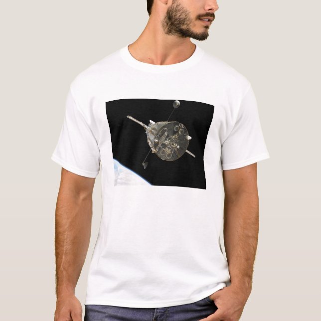 T-shirt Le télescope spatial Hubble en orbite au-dessus de (Devant)