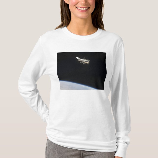 T-shirt Le télescope spatial Hubble en orbite au-dessus de (Devant)