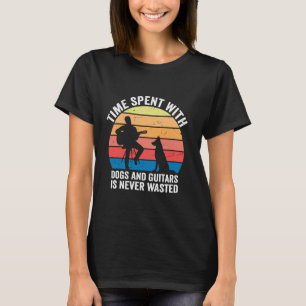 T-shirt Le temps passé avec les chiens et les guitares n'e