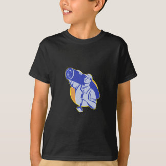 T-shirt Le travailleur de couche de tapis portent l'outil