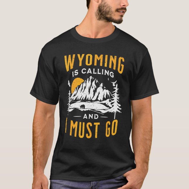 T-shirt Le Wyoming Appelle Et Je Dois Aller Vacances 2022 (Devant)