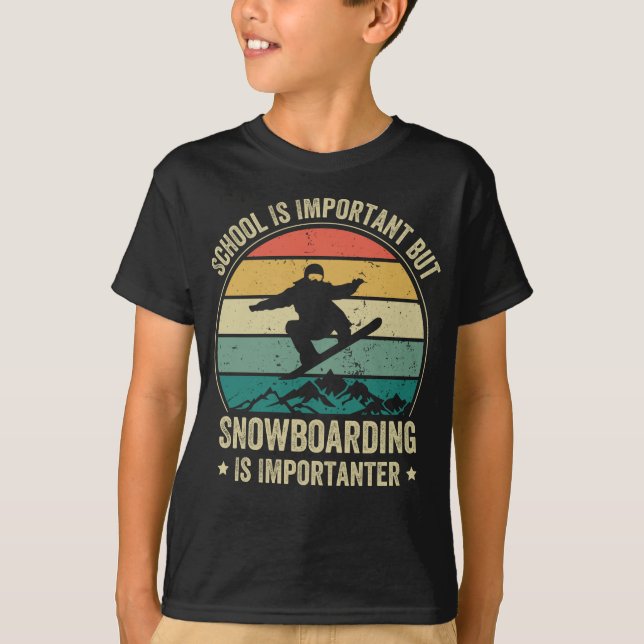 T-shirt L'École Est Importante, Mais Le Snowboard Est Impo (Devant)