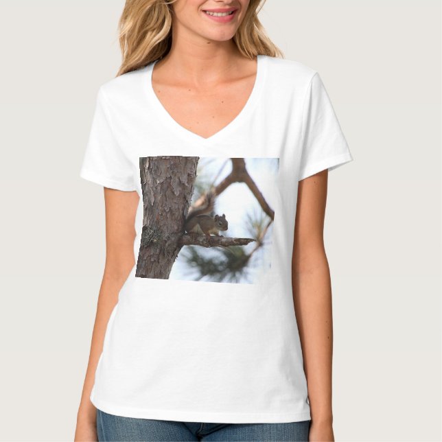 T-shirt L'écureuil dans un arbre à pins (Devant)