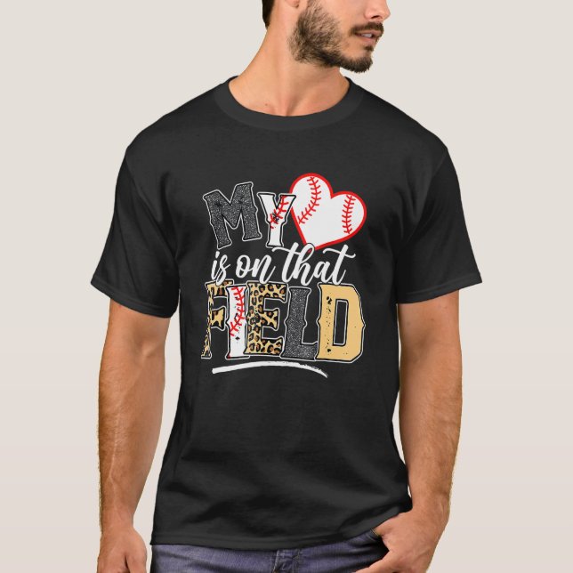 T-shirt Leopard Softball Mom My Heart Is On That Field Bas (Devant)