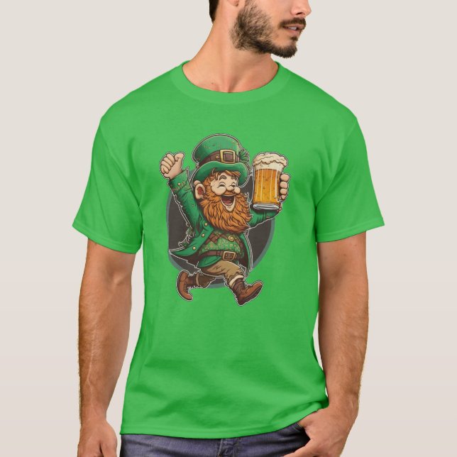 T-shirt Leprechaun avec tasse à bière le jour de la Saint  (Devant)
