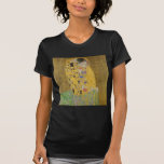 T-shirt Les amoureux embrasser Embrace par Gustav Klimt<br><div class="desc">La lumière du soleil éclaire l'étreinte dorée qui entoure les amoureux du chef-d'oeuvre de Gustav Klimt, The Kiss. La scène est un paradoxe d'intimité et d'isolement. Le couple se tient sur un précipice, un champ de fleurs colorées à leurs pieds, mais ils sont inconscients du monde qui les entoure. Leurs...</div>