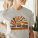 T-shirt les années 70 Inpirée Retro Sunset Summer Sunrise<br><div class="desc">Laissez-vous tenter par les vibes rétro de la les années 70 avec notre t-shirt couché de soleil "Salty But Sweet" d'inspiration vintage. Conçu pour ceux qui ont une attitude décontractée avec un soupçon de douceur, ce tee saisit l'essence de la fraîcheur côtière. Que vous soyez en train de vous promener...</div>