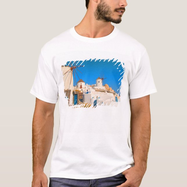 T-shirt Les bâtiments blancs et les moulins à vent sur les (Devant)
