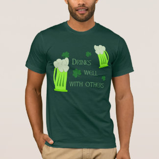 T-shirt Les boissons du jour de St Patrick jaillissent