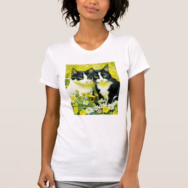T-shirt Les chats adorables assis dans un champ de marguer (Devant)