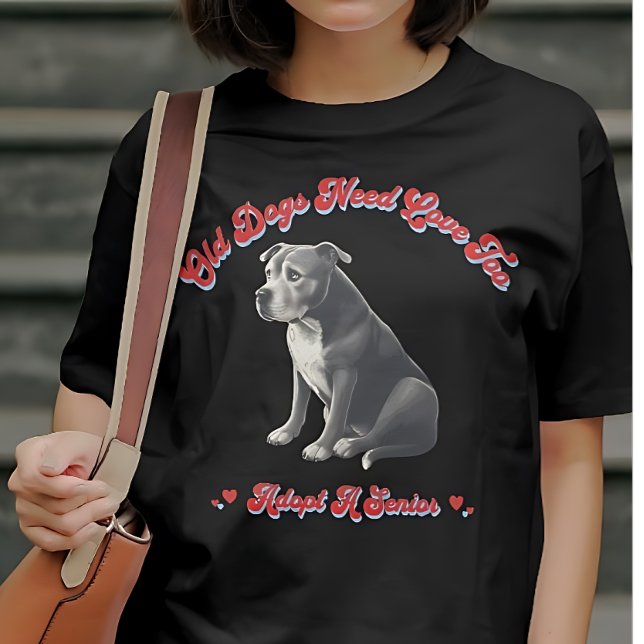 T-shirt Les Chiens Âgés Ont Besoin D'Amour Pour Adopter Un (Créateur téléchargé)