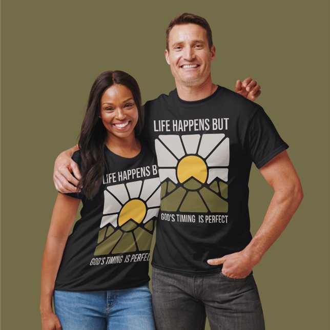 T-shirt Les choses arrivent, mais le Timing de Dieu est pa (Créateur téléchargé)