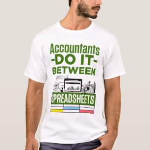 T-shirt Les comptables le font entre les feuilles de calcu