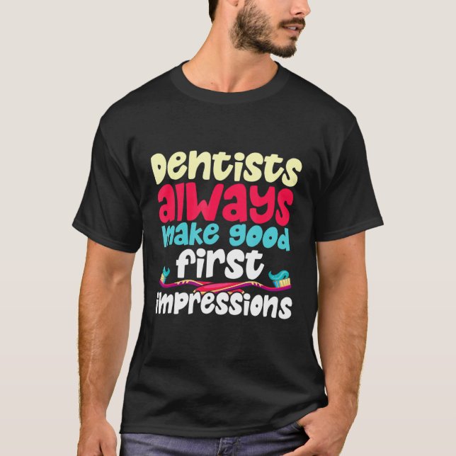 T-shirt Les Dentistes Font Toujours Les Premières Bonnes I (Devant)