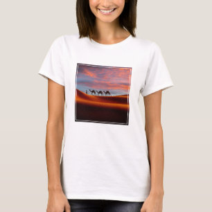 T-shirt Les déserts   Homme et chameaux dans les dunes de 