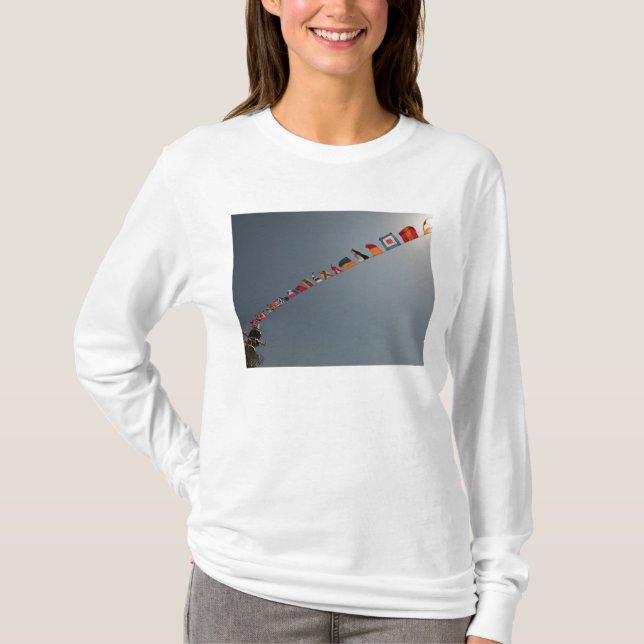 T-shirt Les drapeaux survolent le pont de l'USS Iwo Jima (Devant)