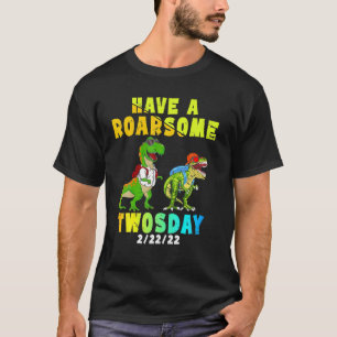 T-shirt Les Enfants Ont Un Gros Jour 2-22-22 Dinos Twos Da