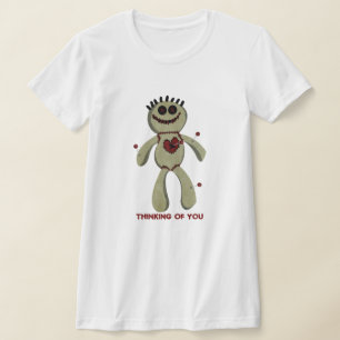 T-shirt Les épingles de coeur de poupée Voodoo pensant à v