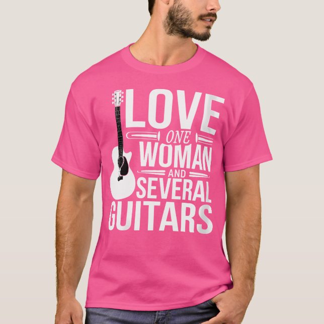 T-shirt Les Femmes Aiment Une Femme Et Plusieurs Guitares  (Devant)