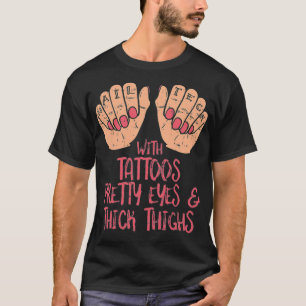 T-shirt Les Femmes Nail Tech Avec Des Tatouages Jolies Yeu