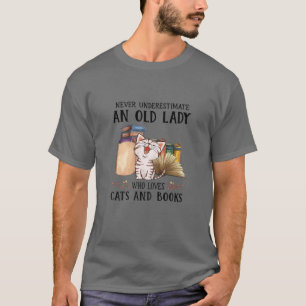 T-shirt Les Femmes Ne Sous-Estiment Jamais Une Vieille Dam