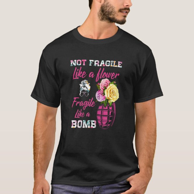 T-shirt Les Femmes Pas Fragiles Comme Des Fleurs Fragiles  (Devant)