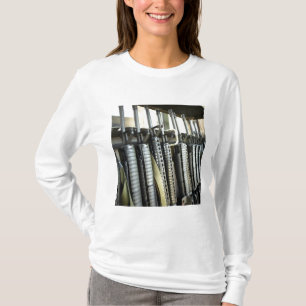 T-shirt Les fusils d'assaut se tiennent prêts sur le