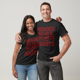 T-shirt Les Héros Portent Des Casques Et Des Bottes