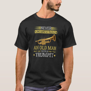 T-shirt Les hommes ne sous-estiment jamais un vieil homme