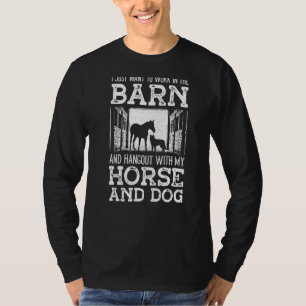 T-shirt Les Hommes Travaillent Dans La Grange Et Se Dépend